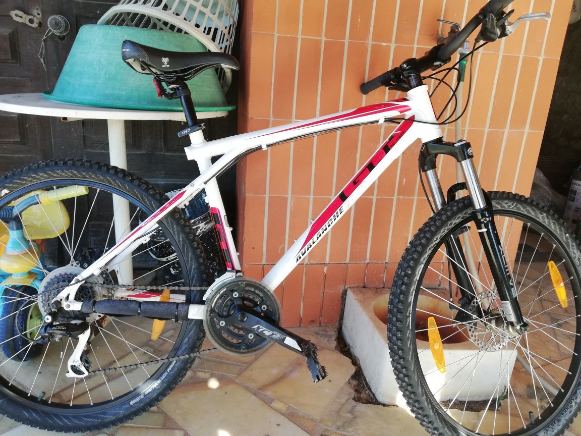 Bicicleta GT avalanche 3.0 em muito bom estado