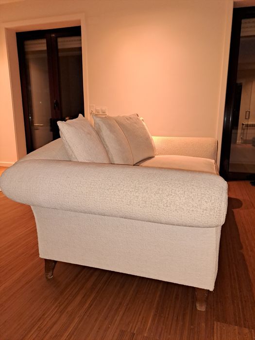 Sofá de três lugares