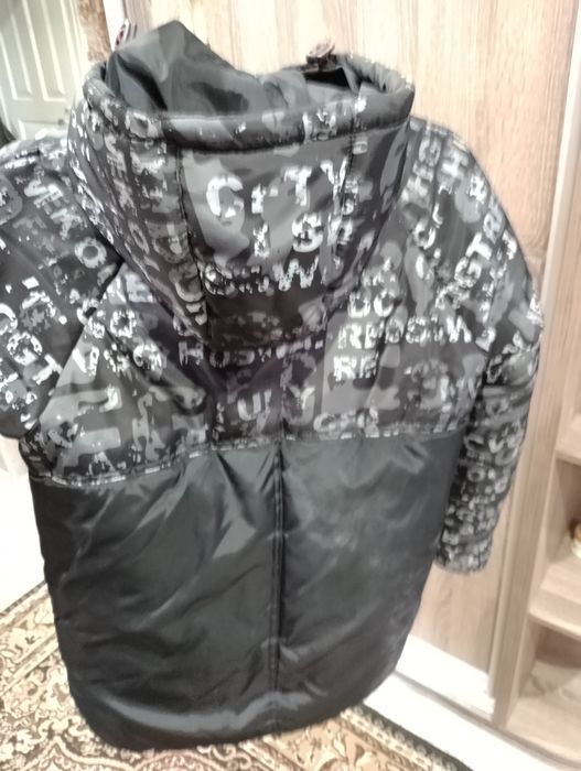 Продам зимнюю куртку на мальчика  возраст 10-11 лет хороше состояние