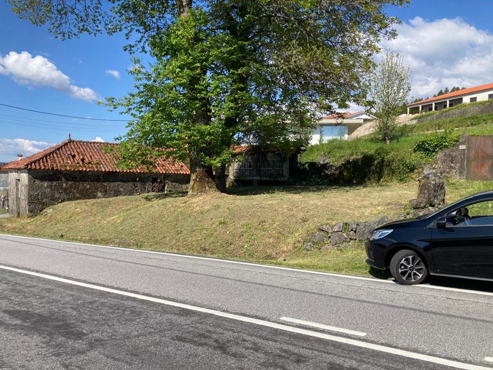 Casa para restaurar com terreno