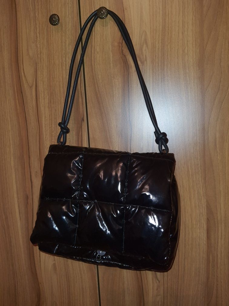 Czarna lakierowana pikowana torebka damska