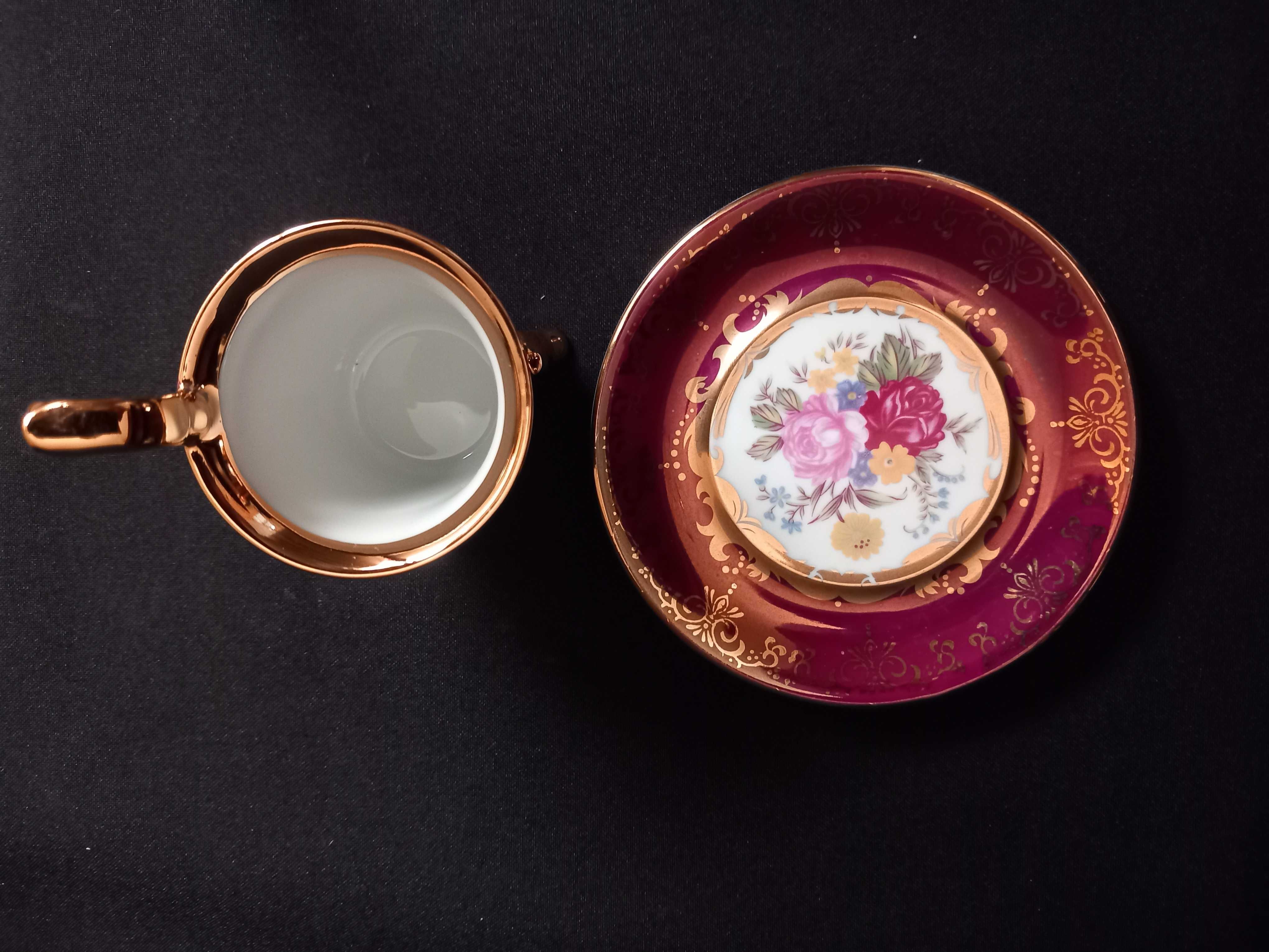 Chávena de café com asa dourada