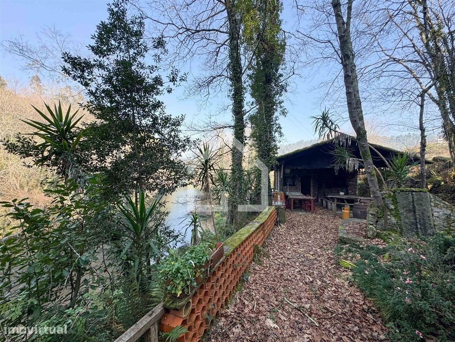 Quinta junto ao Rio Caima em Palmaz