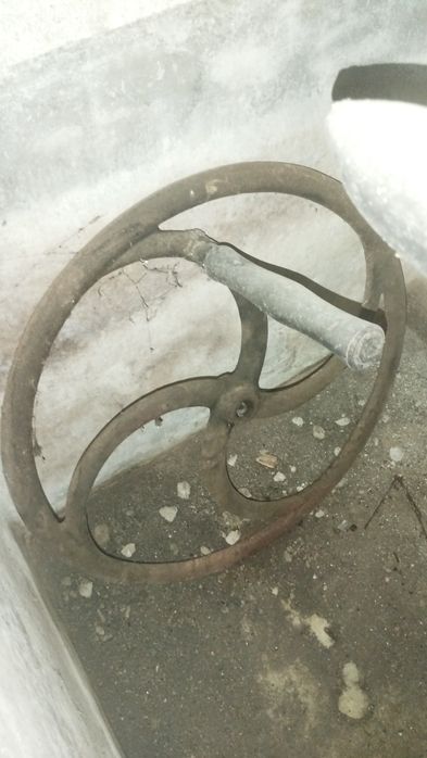 Esmagadora de uvas manual e cesto