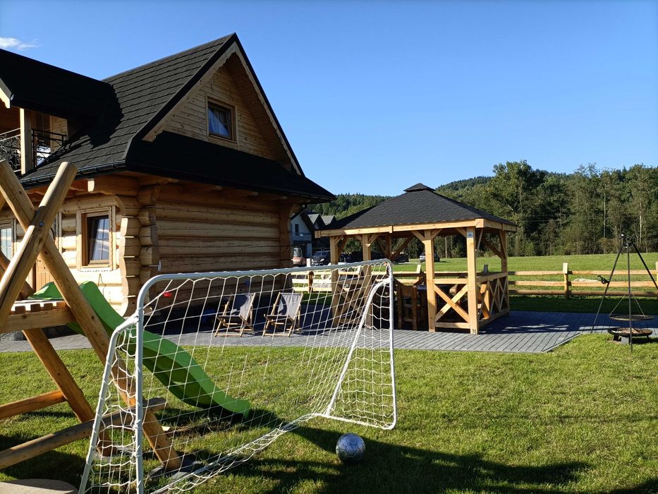 Domek góralski z płazów w Harklowej obok ścieżki Velo Dunajec.