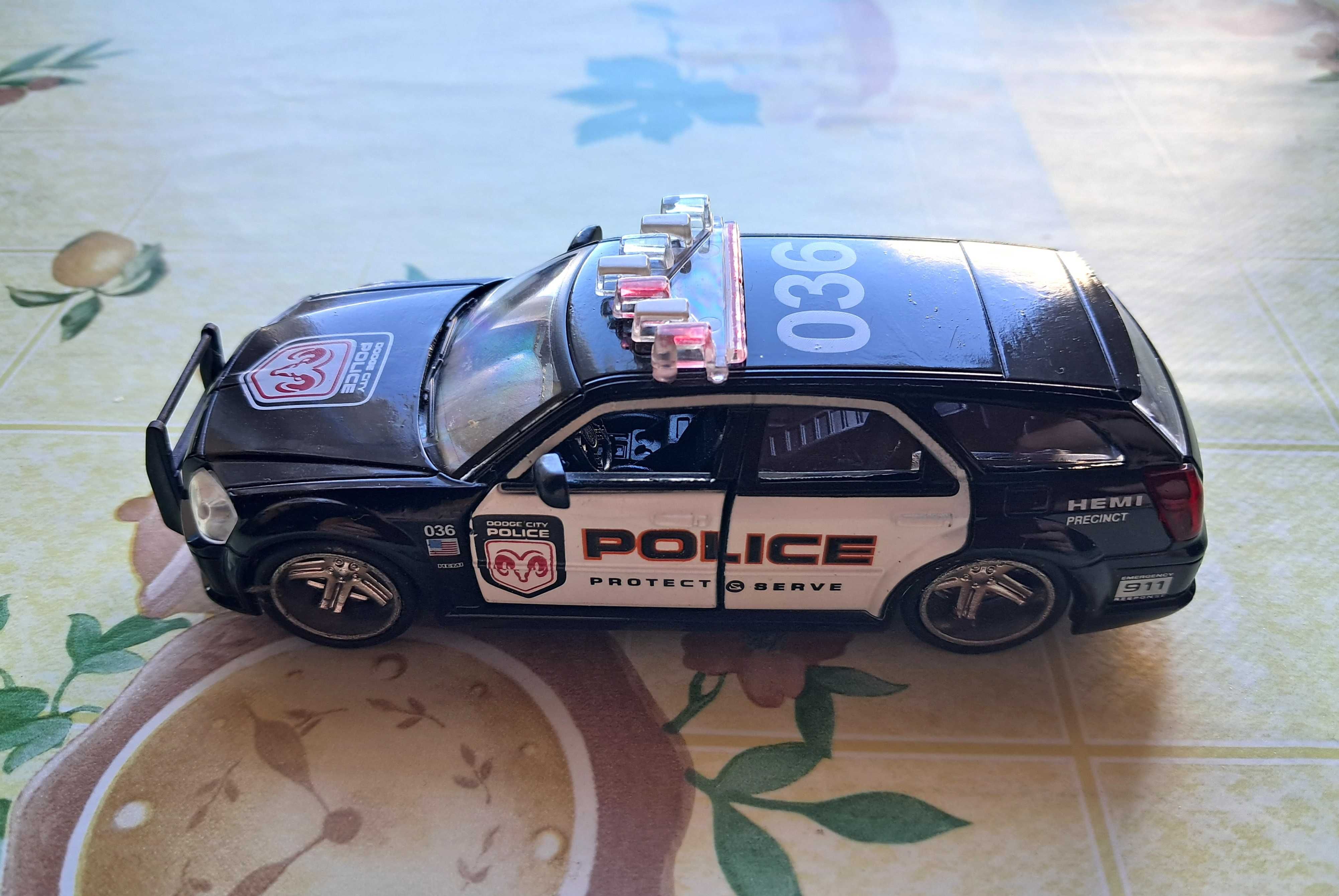 Samochód policyjny Dodge Magnum R/T, 1:43