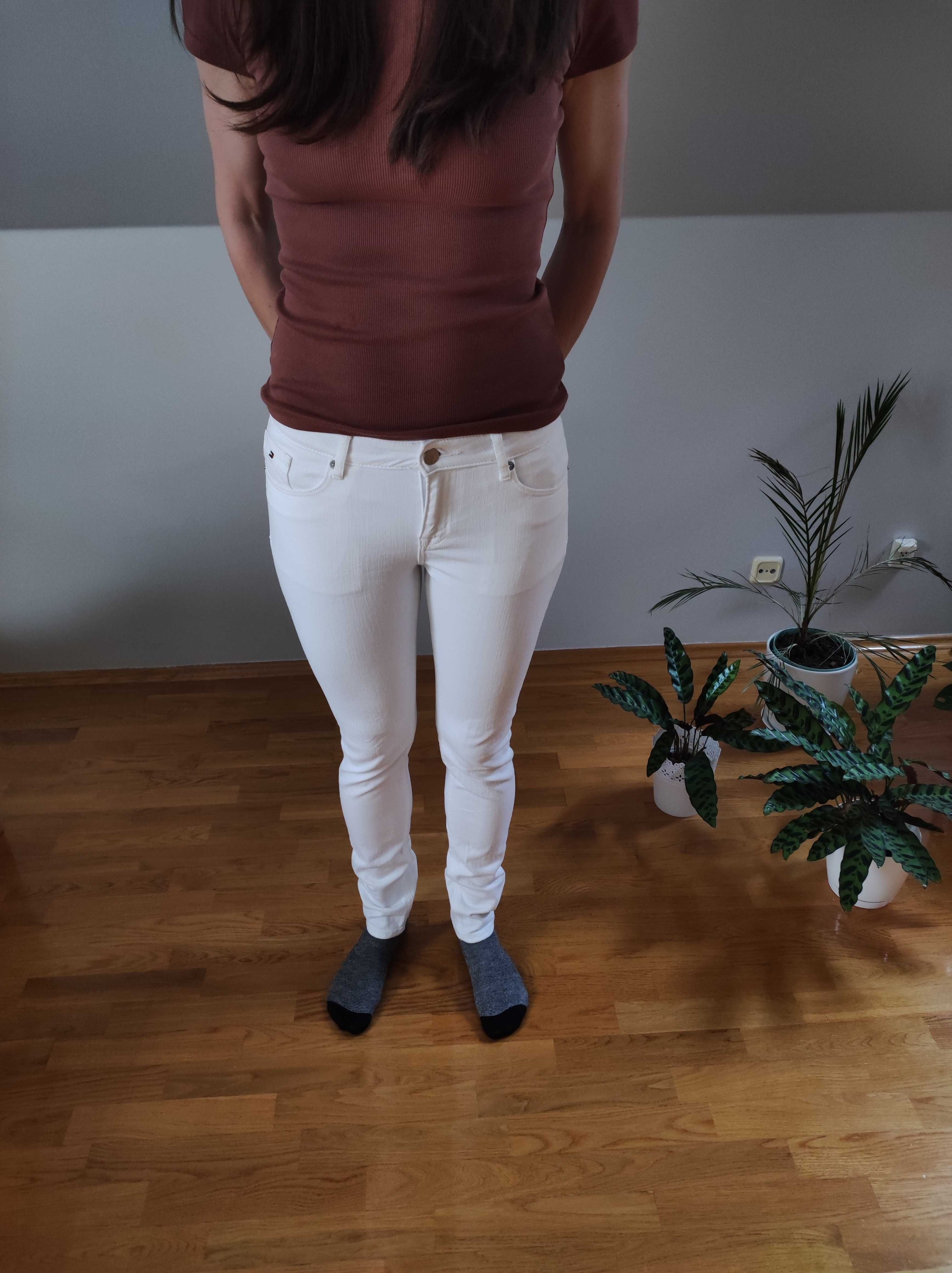 Jeansy Tommy Hilfiger S, białe, rurki, modne