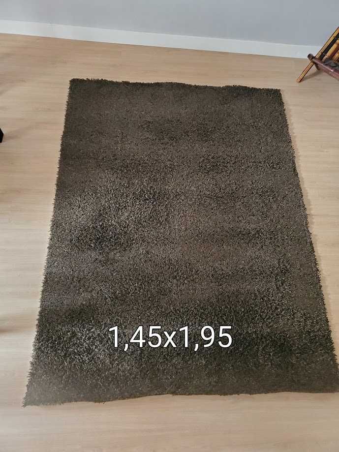 Conjunto carpetes e tapetes castanhos em bom estado