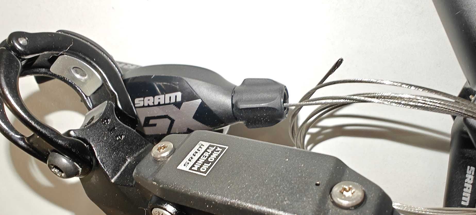 Hamulce tarczowe SRAM DB8 z manetką SRAM GX DH 7 biegową