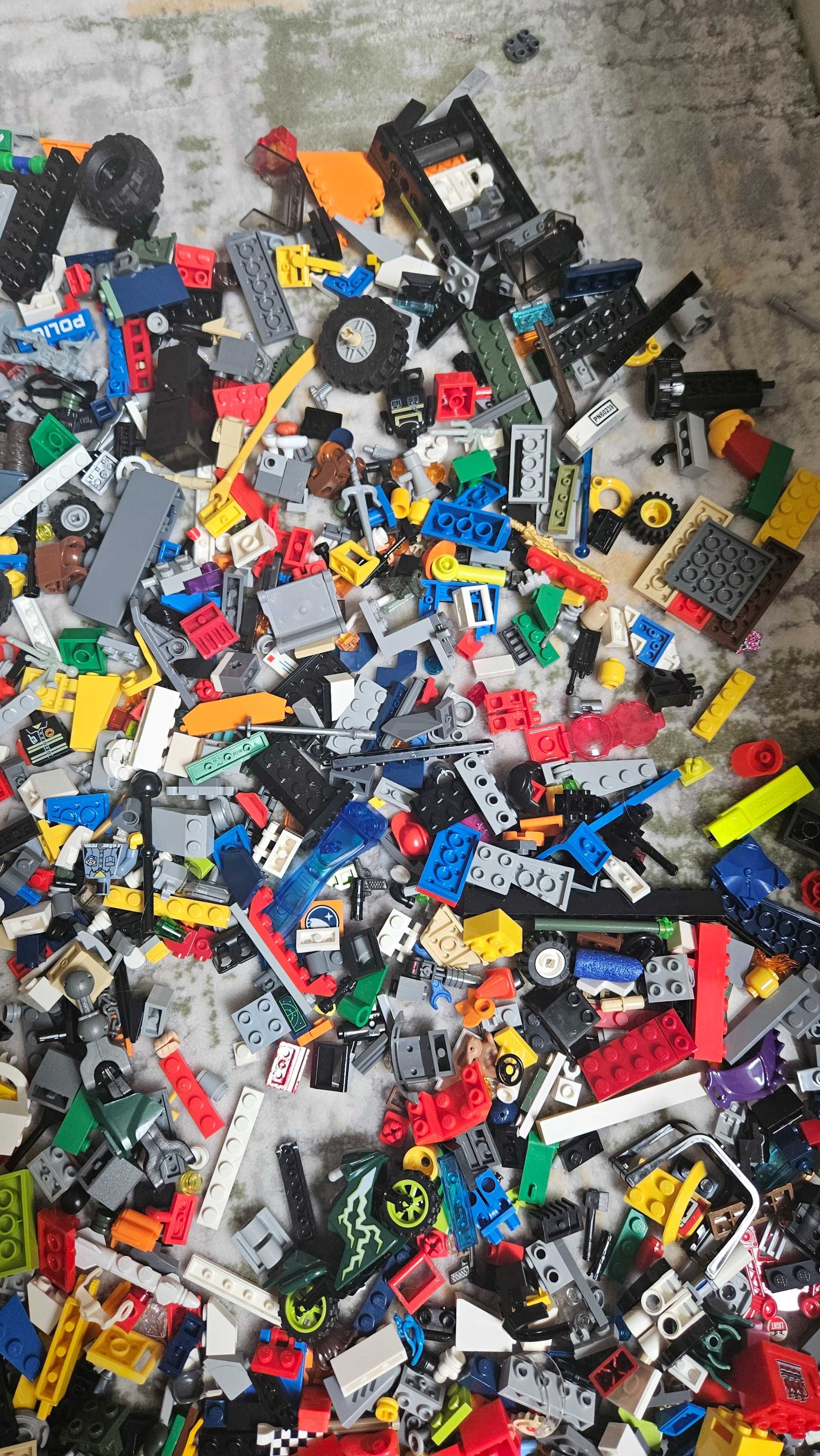 Klocki LEGO w duzej glowie LEGO + dwa samochody
