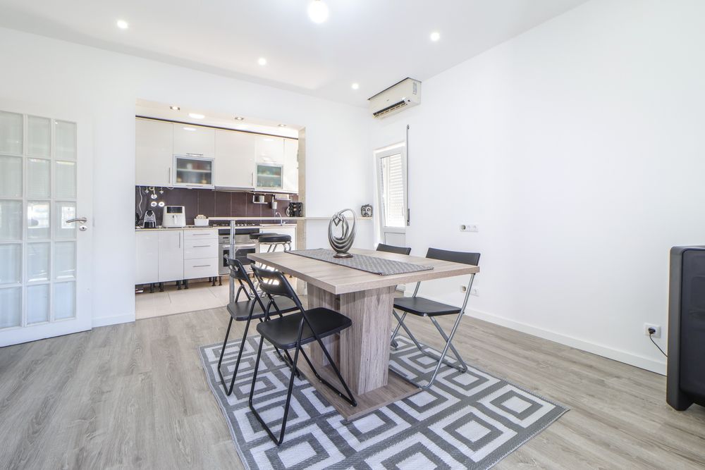 Apartamento T3 remodelado com arrecadação