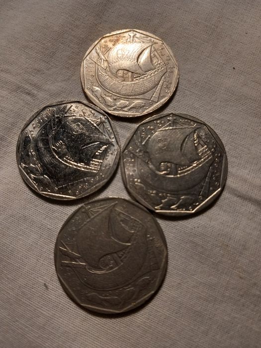 4 moedas de 50 escudos.