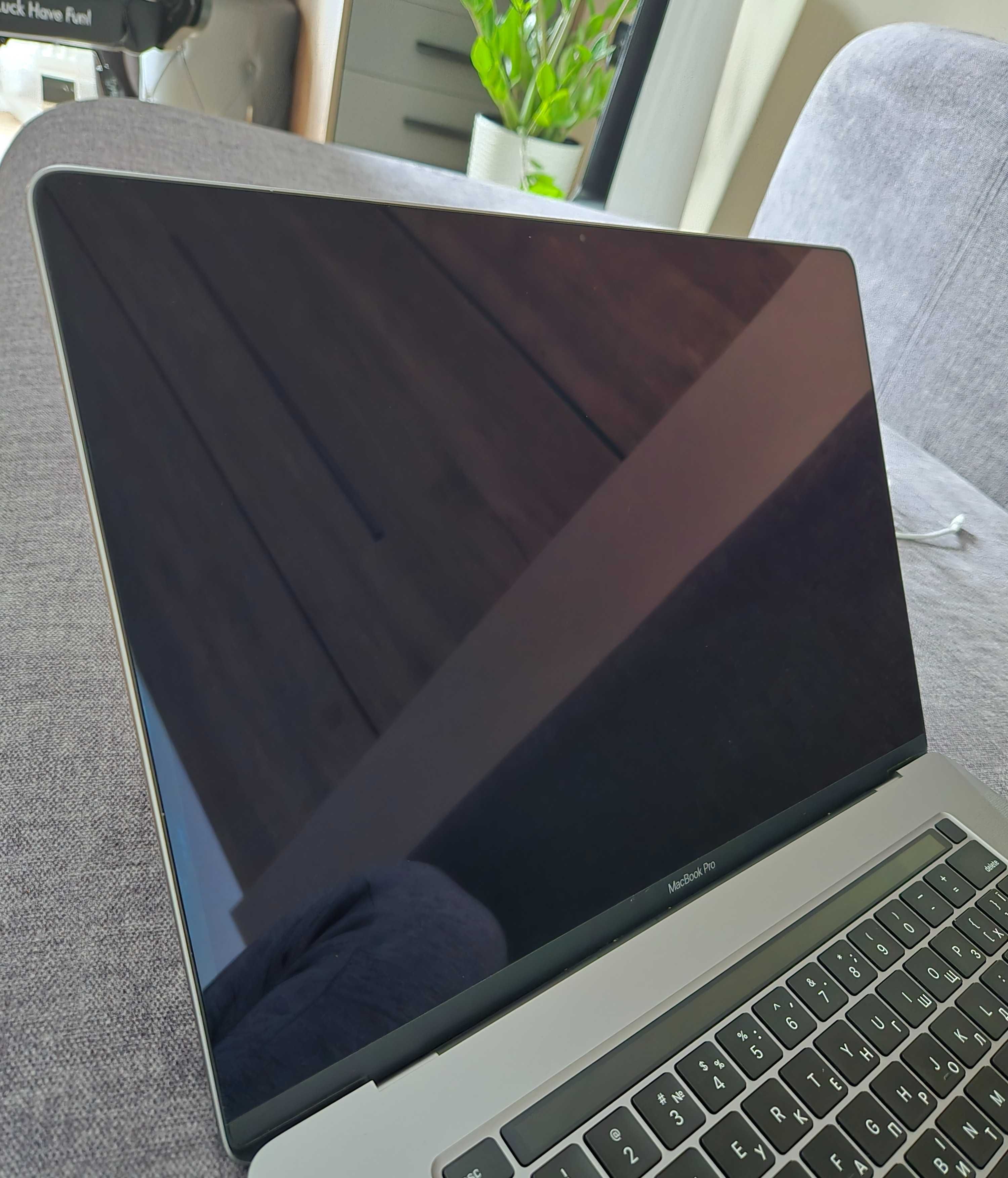 [Відмінний] Macbook Pro 16" 2019 i9/16/1TB/5500M 4GB + Чохол + 96W
