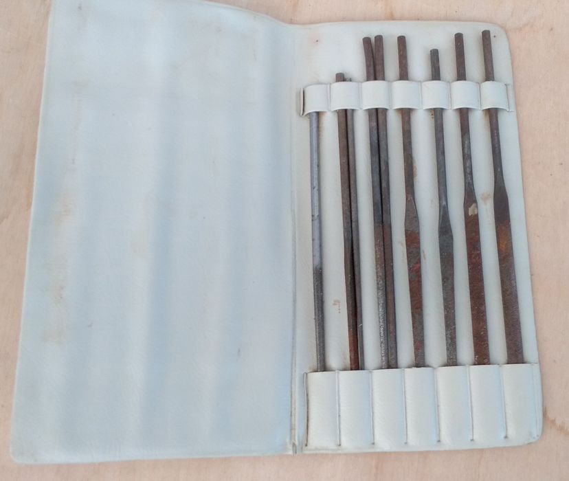 Набор инструментов: кейс, надфили, ключи.