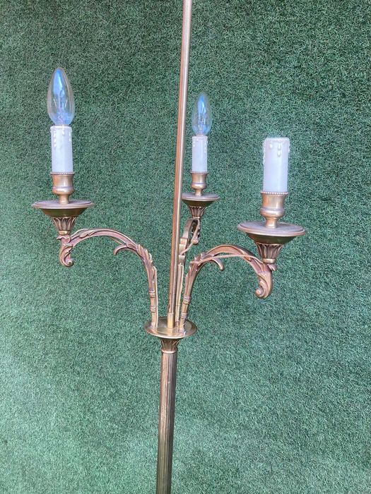 Candeeiro antigo, de pé alto com abajur