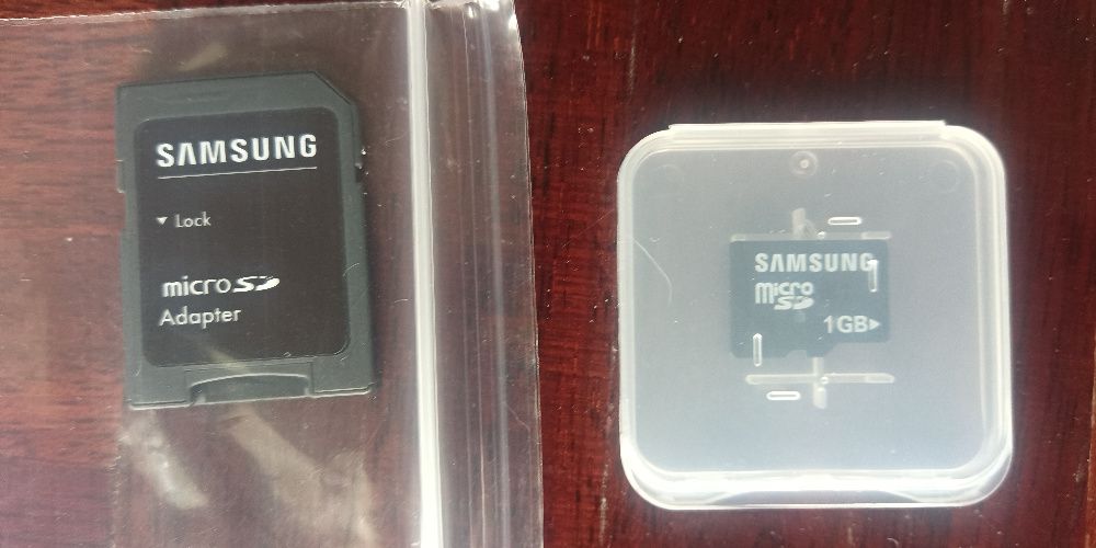 micro SD adaptador e cartão de 1 GB