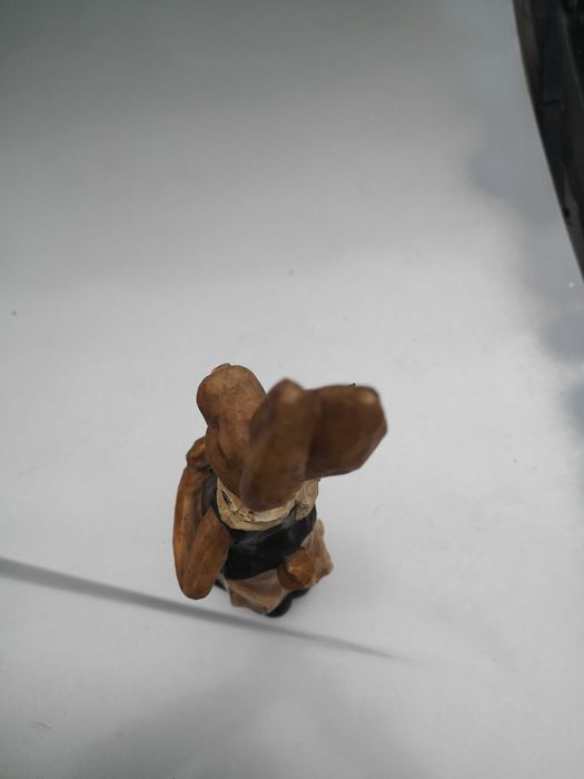 Estatueta com figura de coelho