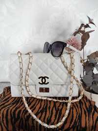 Malas Chanel e óculos multimarcas