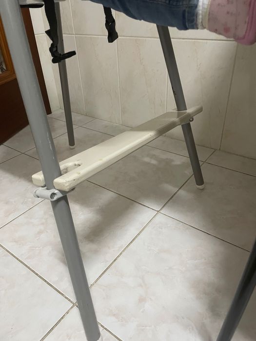 Cadeira refeição com apoio pés