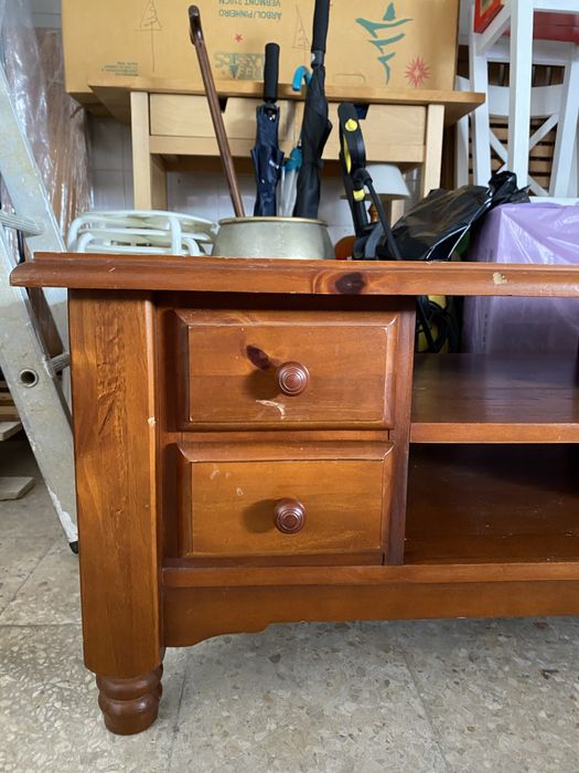 Mesa de centro castanha com maecas de uso