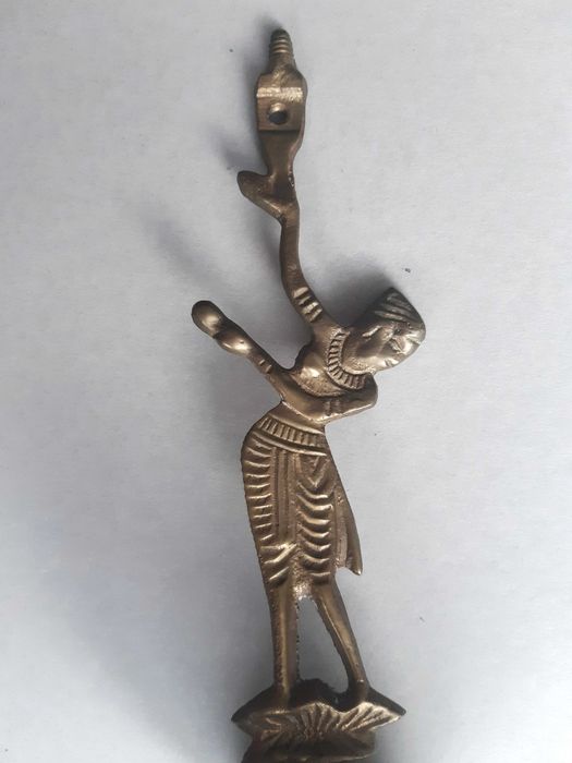 Stara figurka świecznik z mosiądzu z antyczną lub egipską boginią