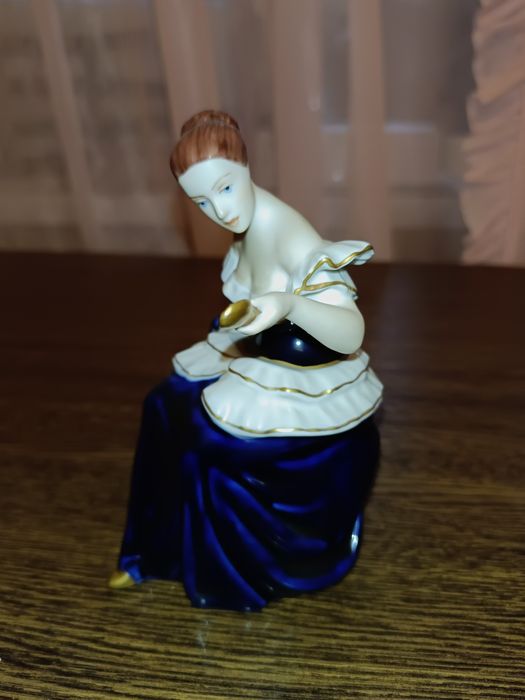 Royal dux, антикварна фарфорова статуєтка, дама з дзеркалом