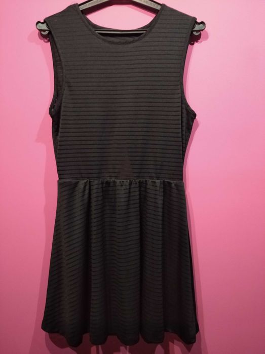 Śliczna czarna sukienka z wycięciem na plecach S M