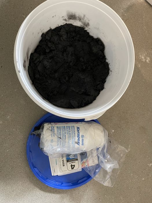 Czarna fuga epoksydowa mapei 120