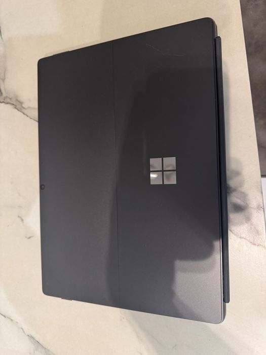 Microsoft Surface Pro 8 ( core i5) + klawiatura. 
 Mocny , Dotykowy.