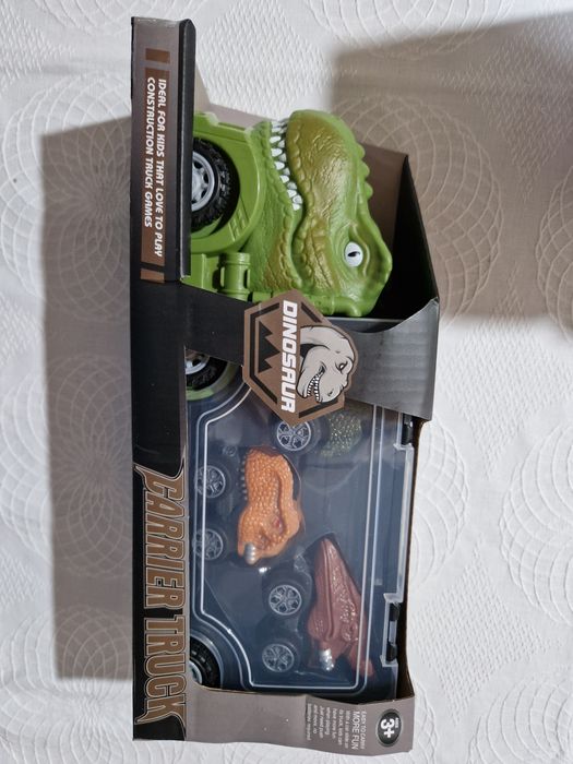 Camião de dinossauro,  com 4 dinossauros dentro. Novo