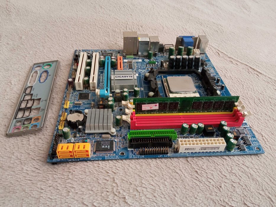 Комплект Gigabyte GA-MA69GM-S2H + Athlon II X2 260 + кулер + ОЗУ 2 Гб