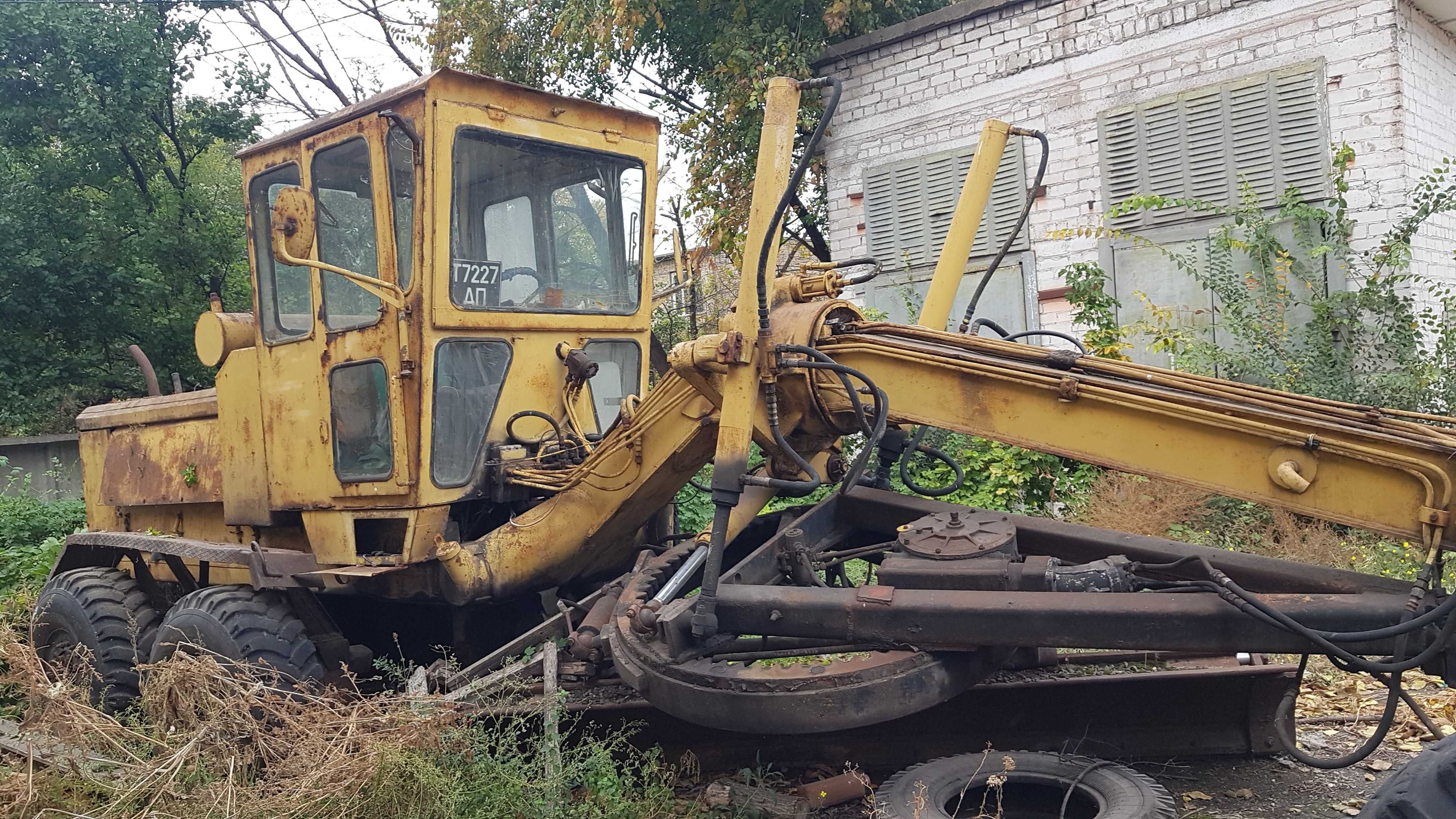 Автогрейдер ДЗ 99 , погрузчик и другое.