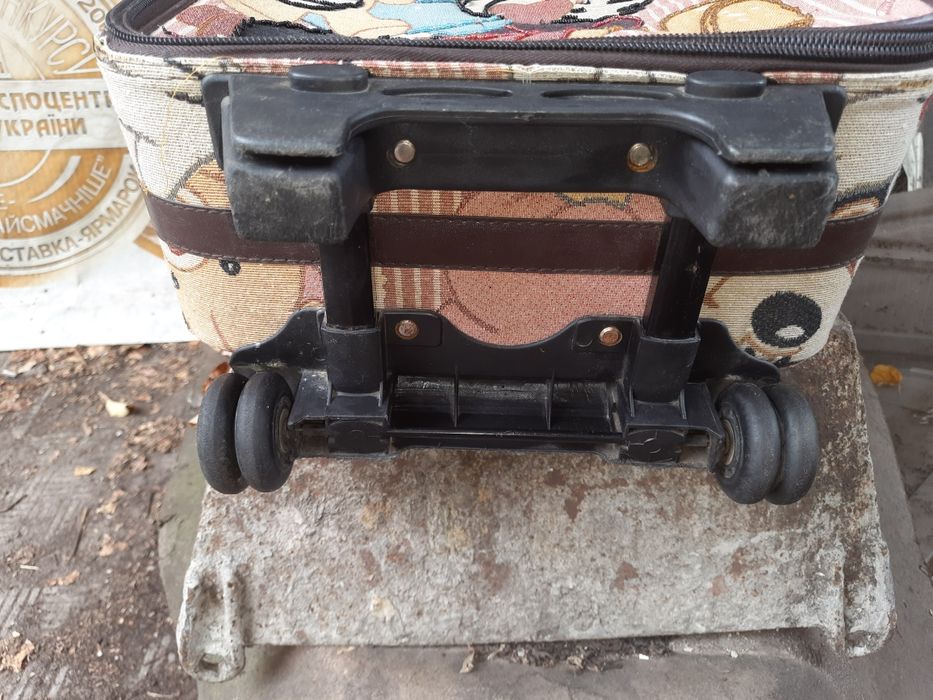 Два валізи чемодана середнього розміру б/в