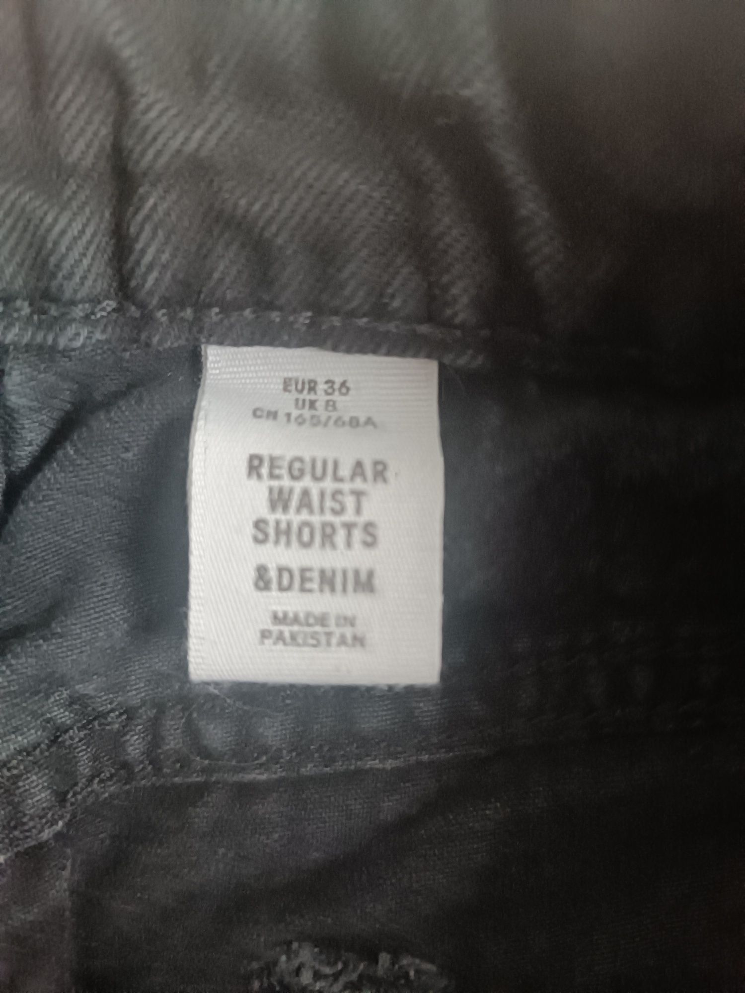 Czarne krótkie spodenki damskie H&M