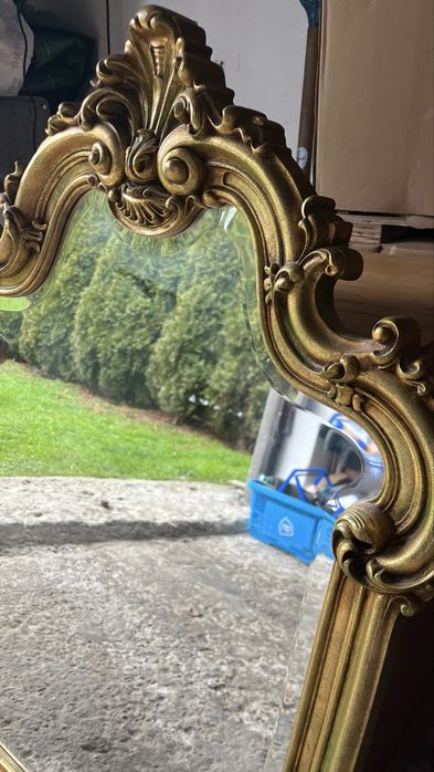 Lustro scienne w złotej ramie