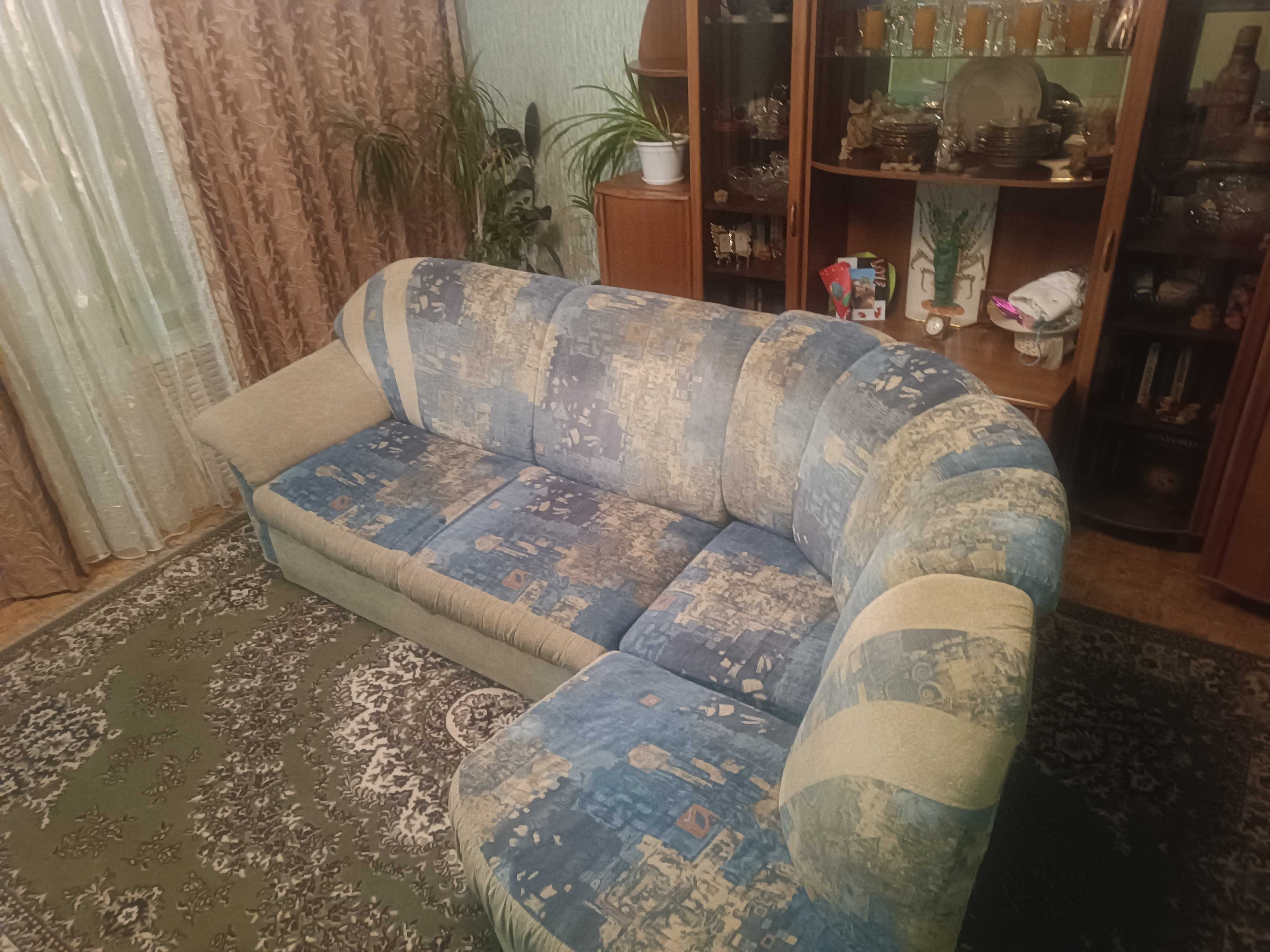 Свой велюровый Диван в отличном состоянии угловой ,правый угол