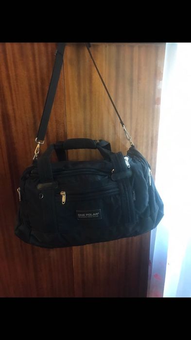 Чорна, дорожна сумка із текстилю, 2 ручки і одна ручка через плече.