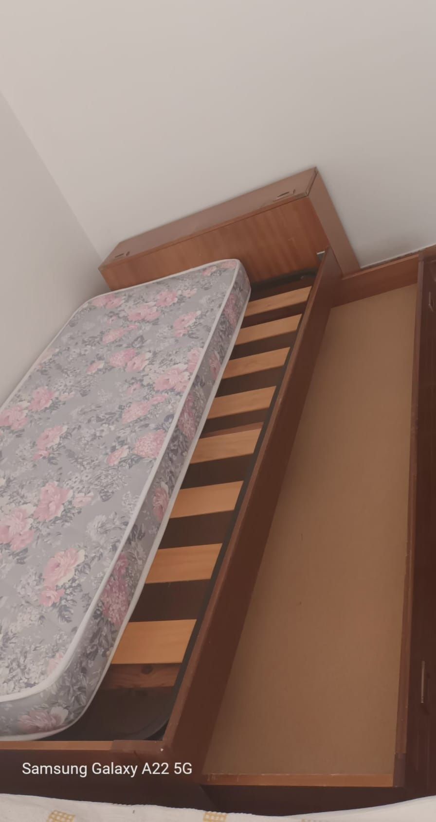 Cama single com arrumação