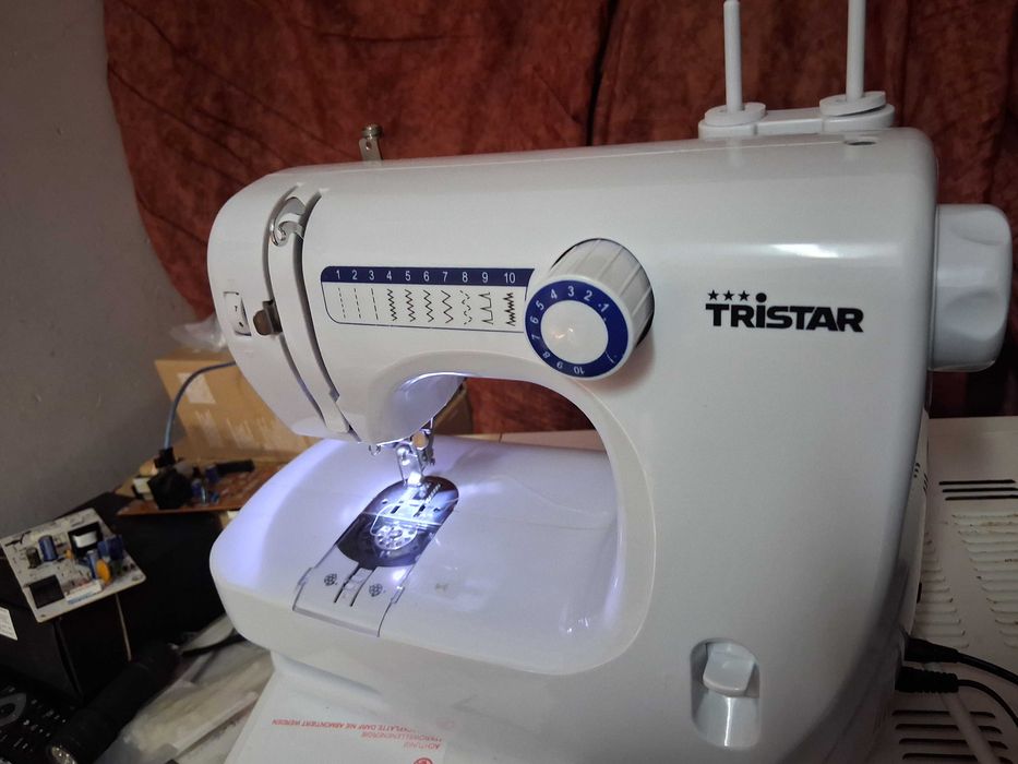 Máquina de Costura Tristar a funcionar em bom estado com a pedaleira