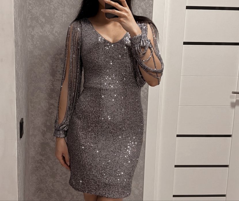 Елегантна вечірня сукня з паєтками