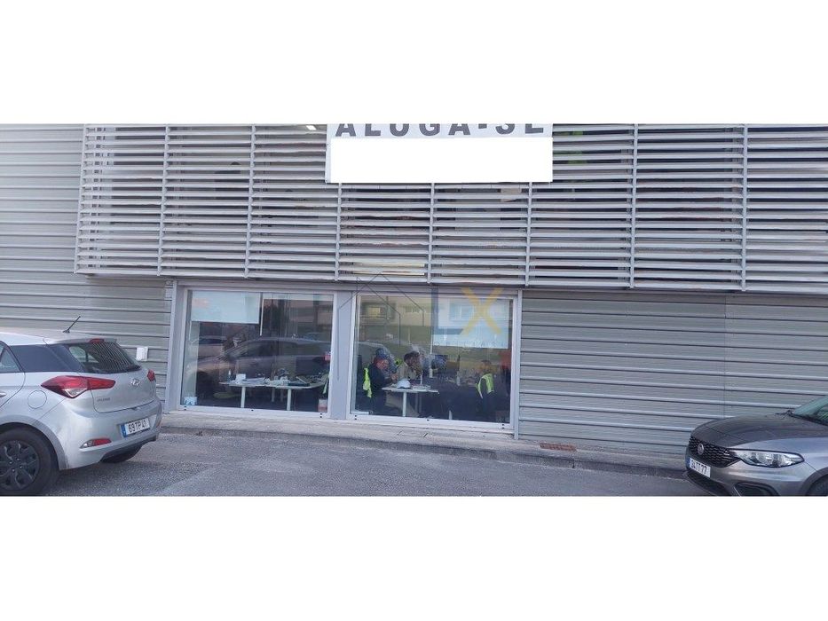 ARRENDA-SE: Loja com grande estacionamento, ideal para Stand Automó...