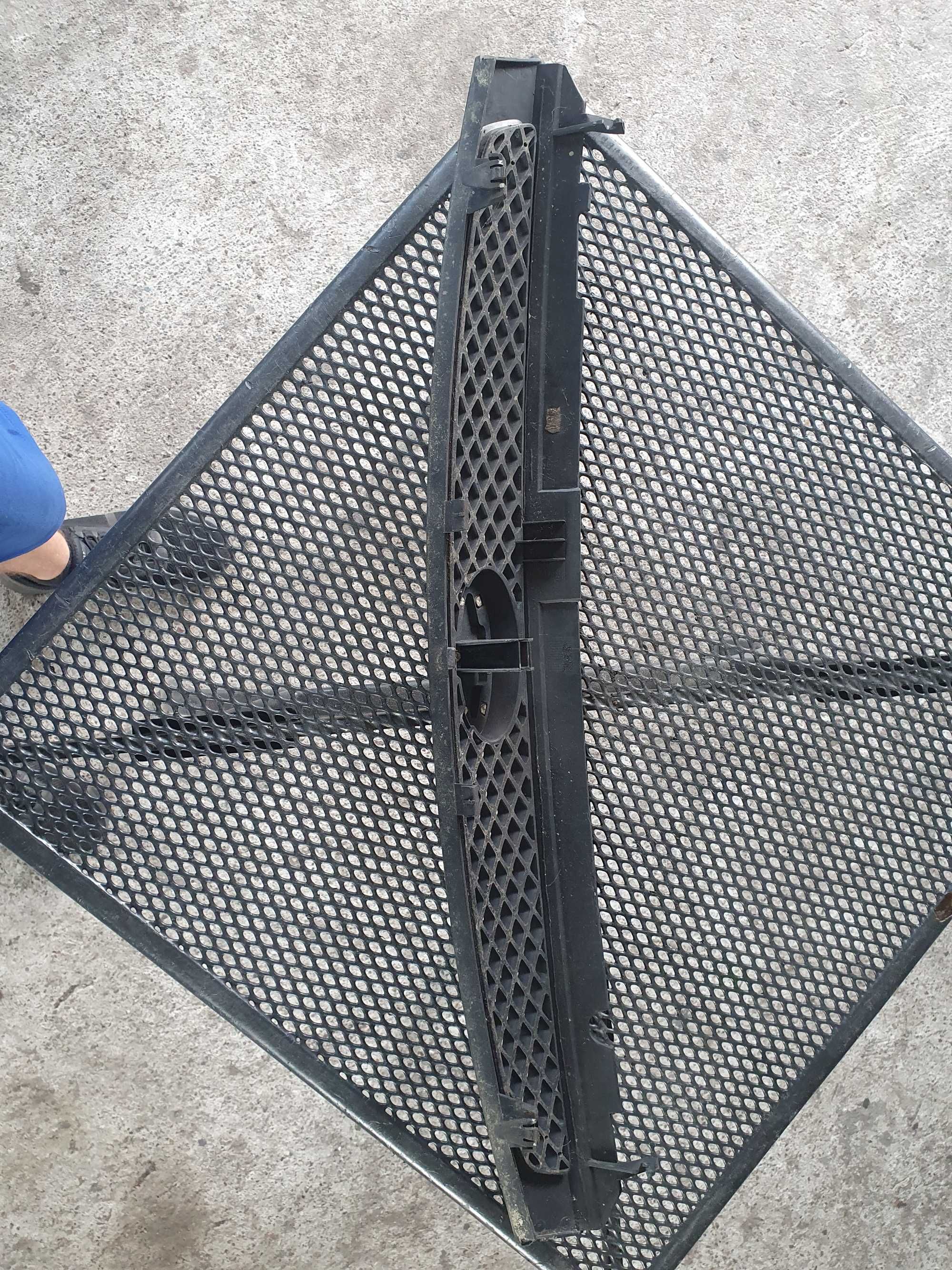 Grill atrapa Ford Fiesta mk6 przedlift