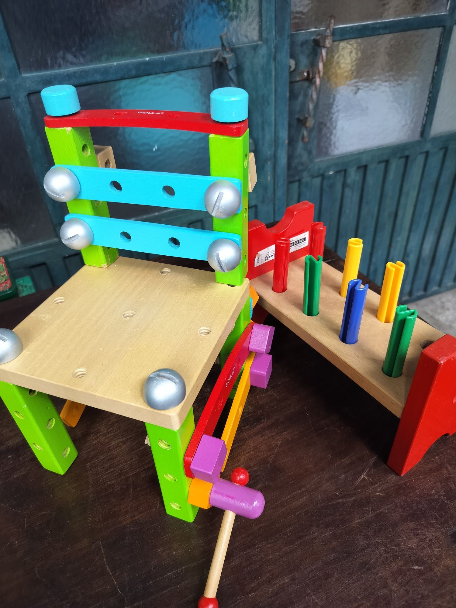 Brinquedos variados: bowling, caneleiras, túnel, raquetes e colete