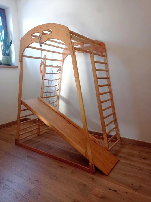 Domowy drewniany plac zabaw drabinki liny zjeżdżalnia małpi gaj