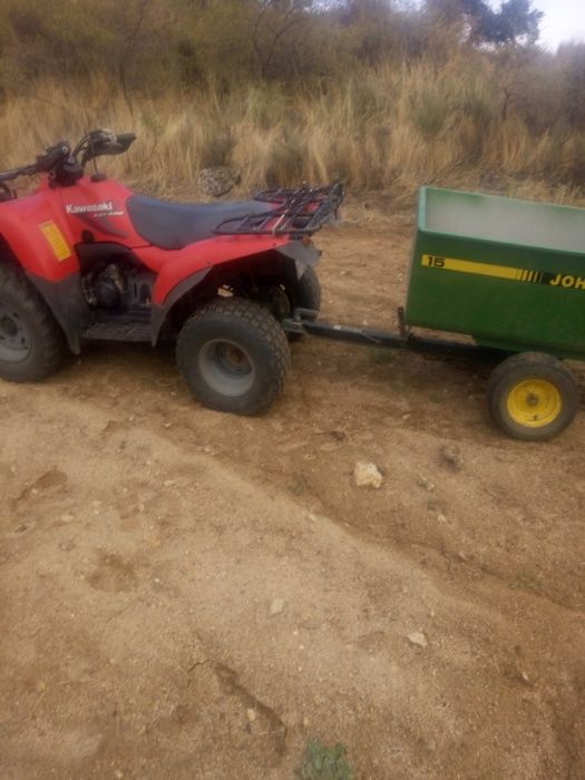 Kawasaki KVF 400 com atrelado John Deer.