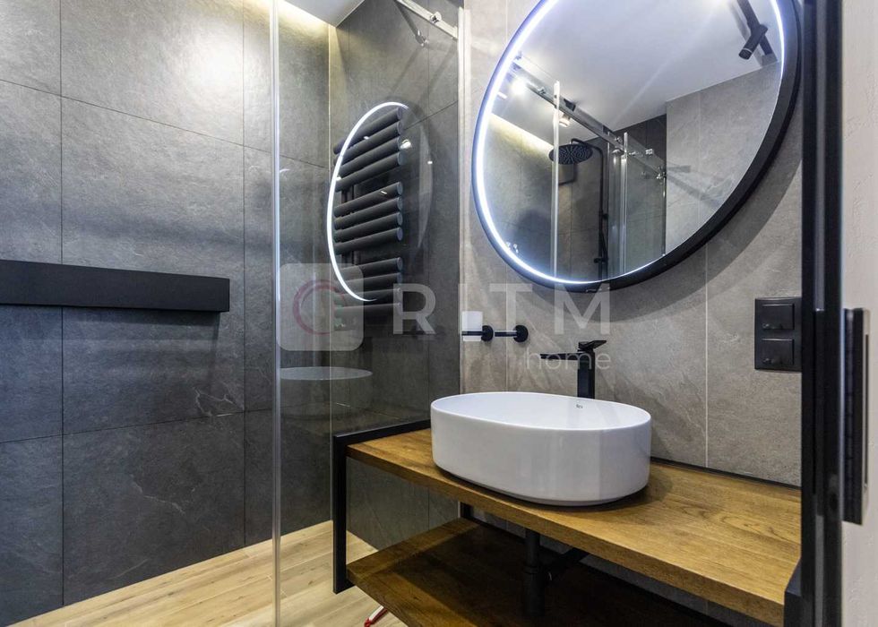 Пропонується простора, 2к +кухня студія з сучасним ремонтом