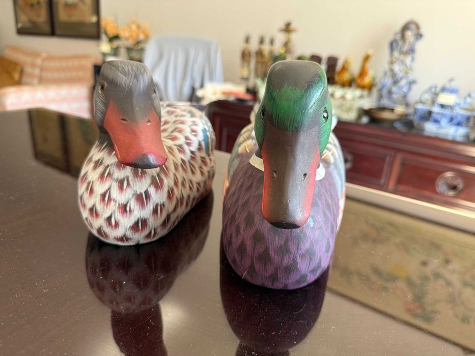 Par de patos mandarins em madeira pintada à mão