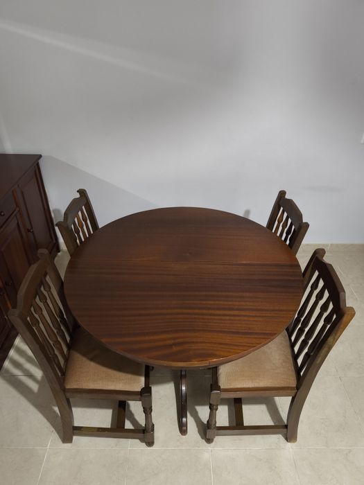 Mesa de sala de jantar + 4 cadeiras