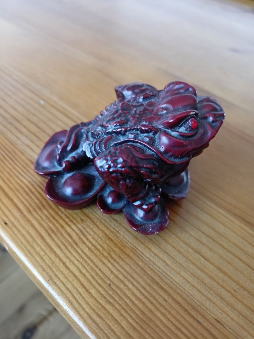 Figurka burgundowa żaba