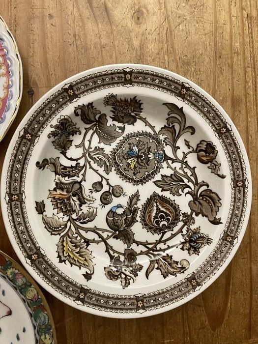 Conjunto vários pratos antigos